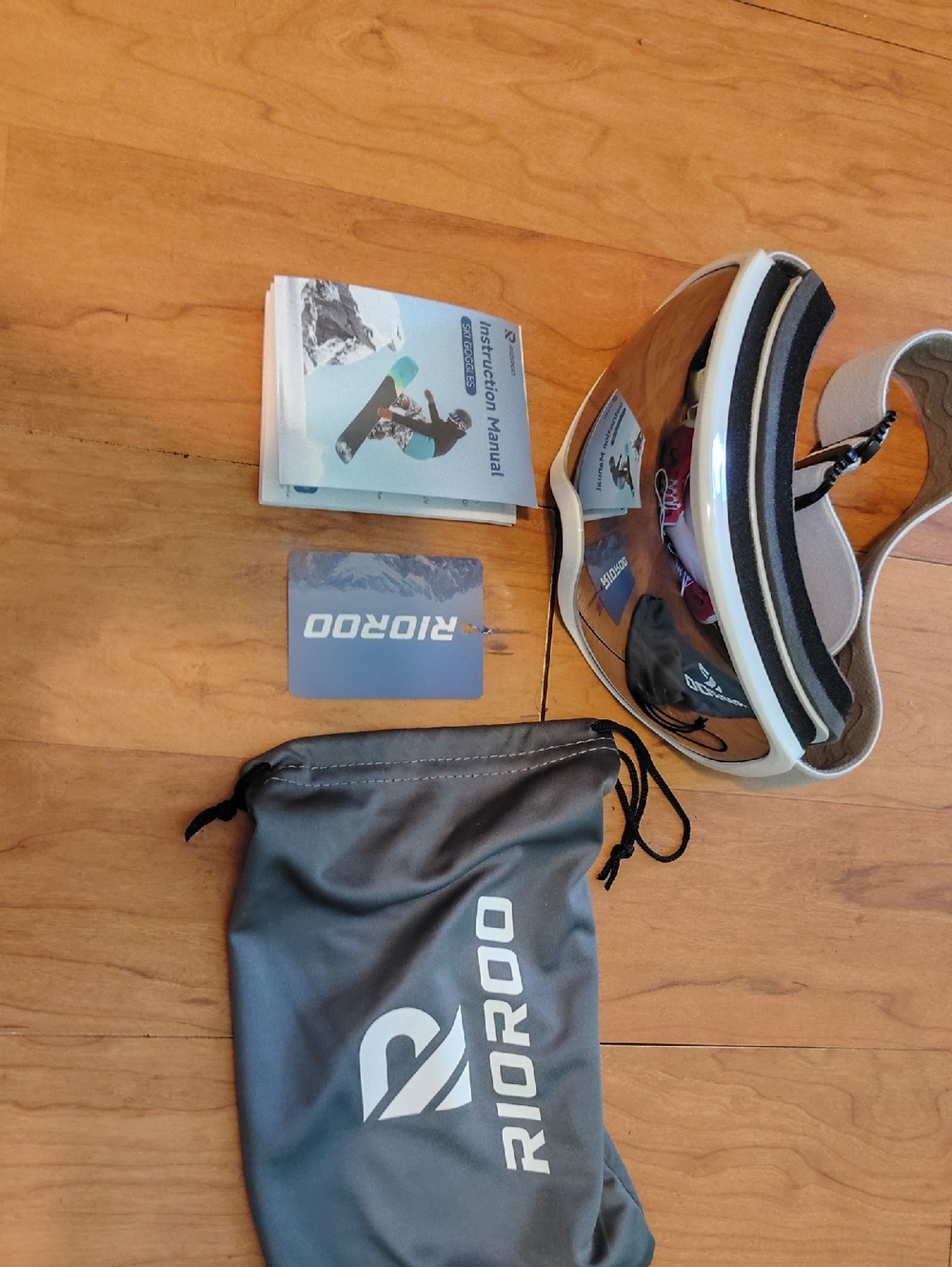 White Ski/Snowboard Goggles with Carry Pouch